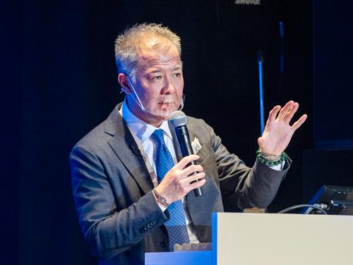 ラリーであいさつする島本社長